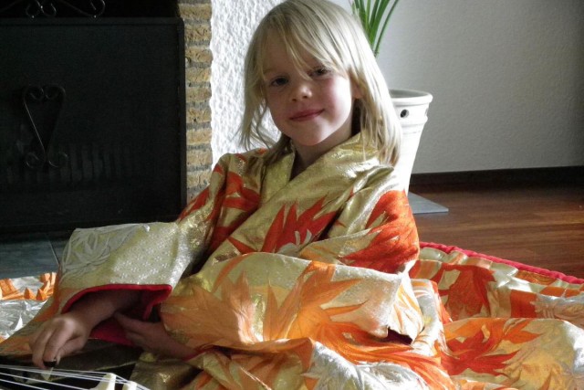 Tenri Kulturwerkstatt Kindertag, Bild Mädchen im Kimono und der japanischen Wölbbrettzither koto